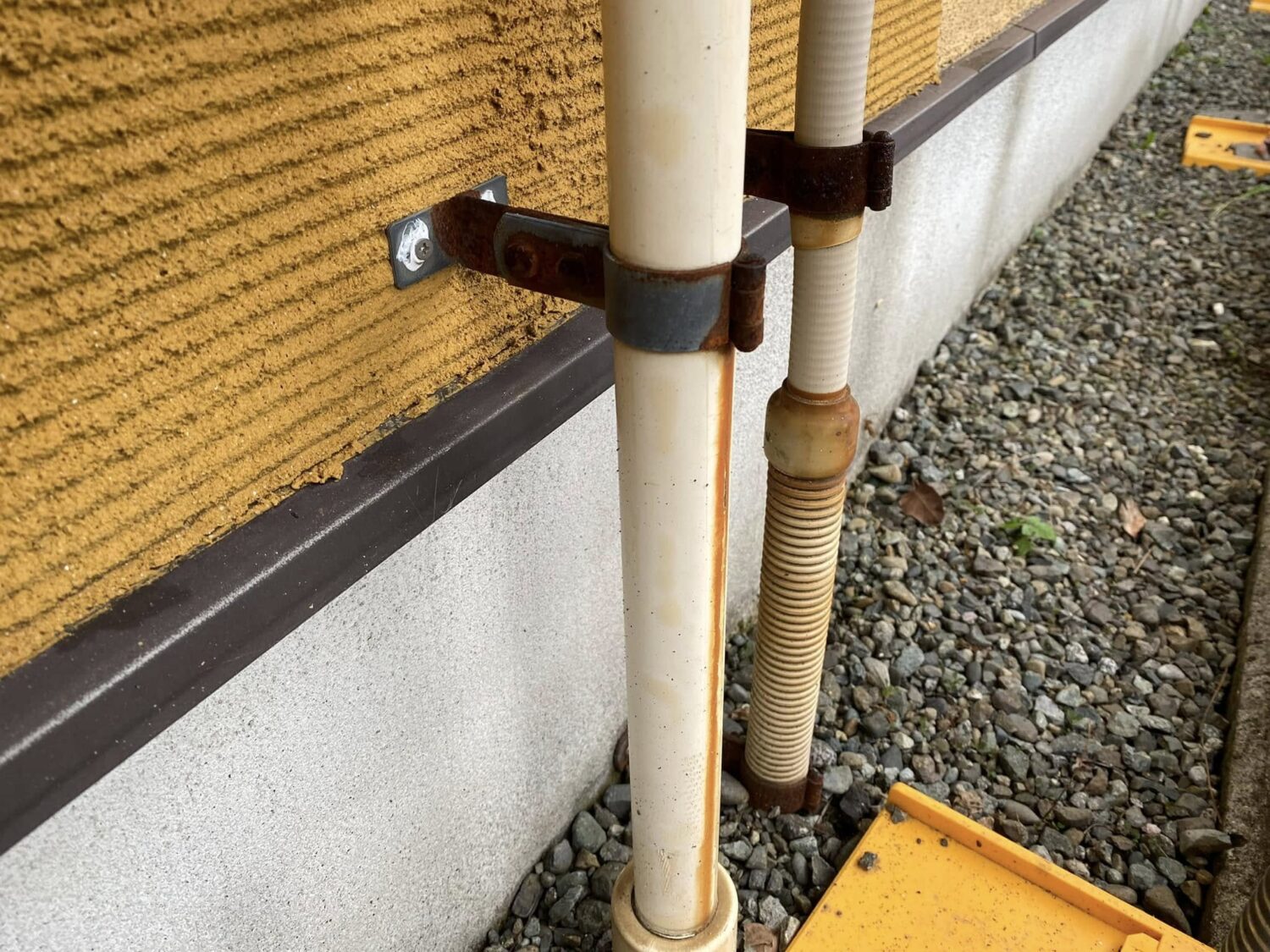 横浜市港北区 戸建て外壁塗装時に確認した配管固定バンドの錆