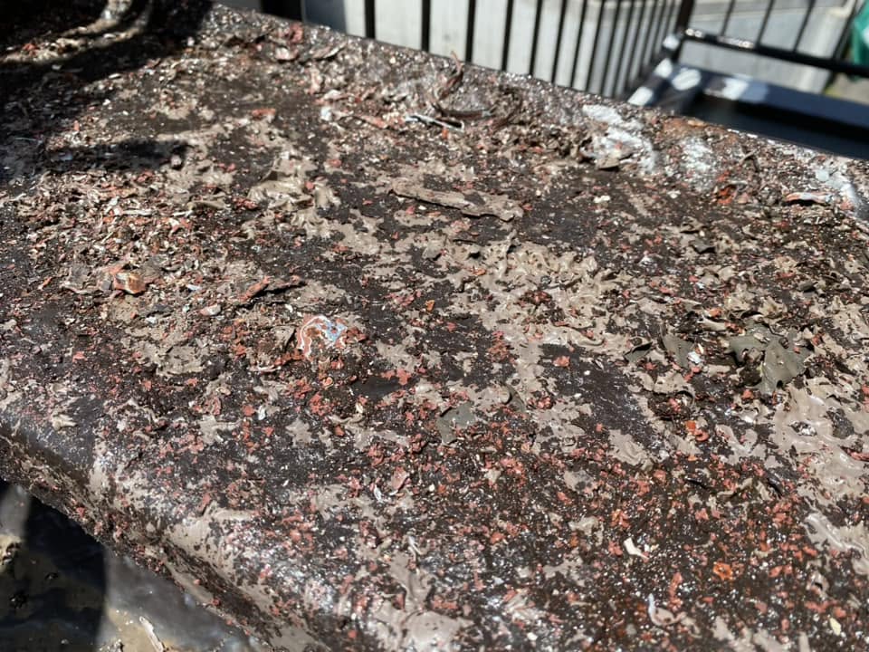 横浜市港北区 鉄骨階段の塗膜剥離後に見えた錆止め層