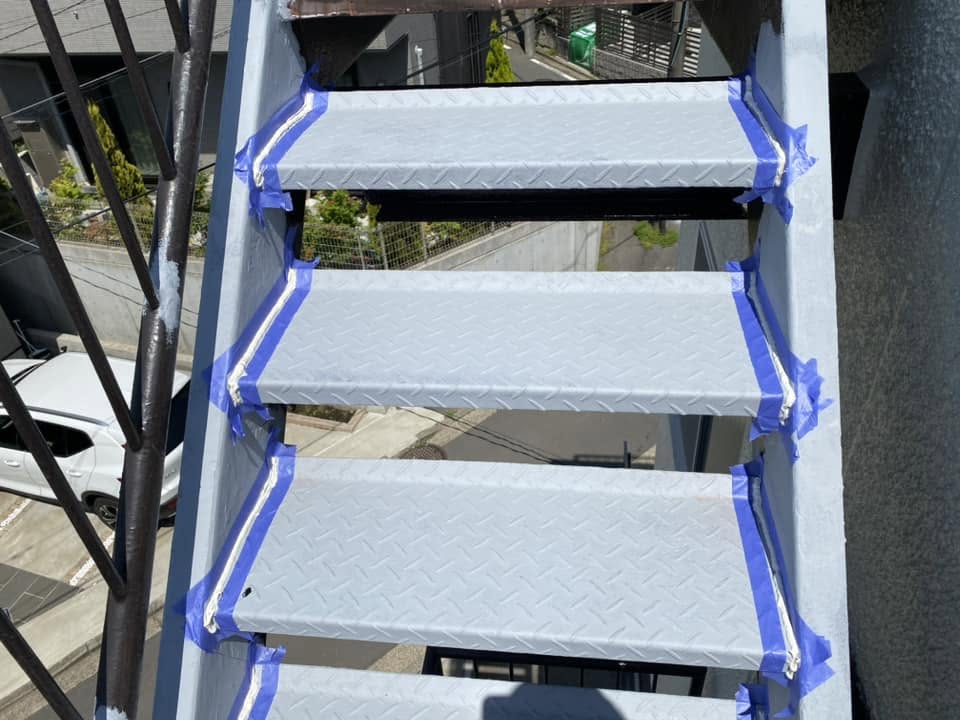 横浜市港北区 鉄骨階段の入隅シーリング補修