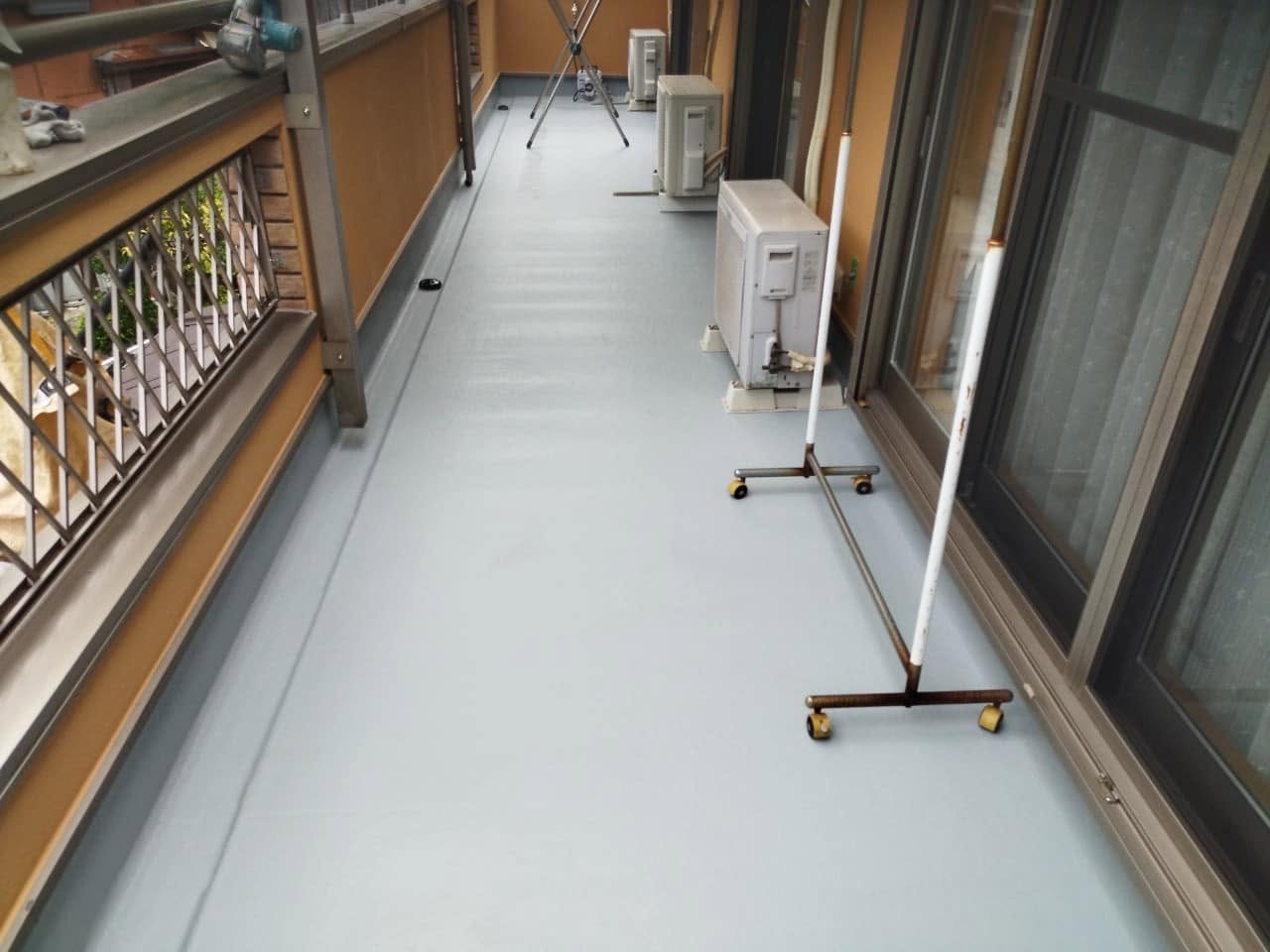 横浜市港北区 トップコート施工後のFRP防水バルコニー